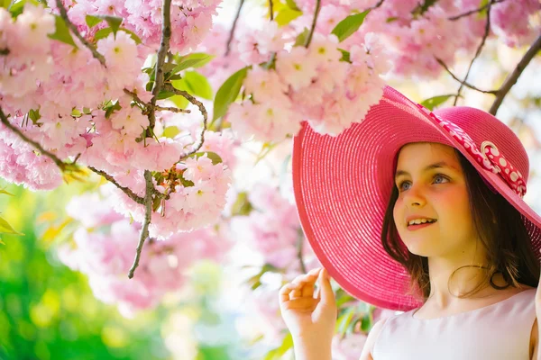 花の帽子の女の子 — ストック写真