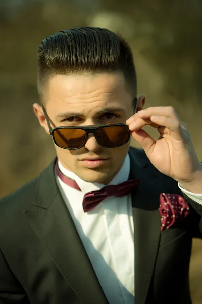 Stilig man i kostym och solglasögon — Stockfoto