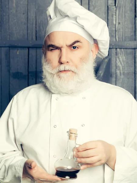 Cozinhe com molho em garrafa — Fotografia de Stock