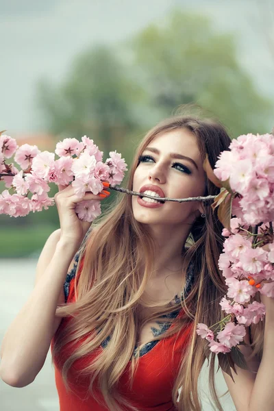 Joven hermosa mujer — Foto de Stock