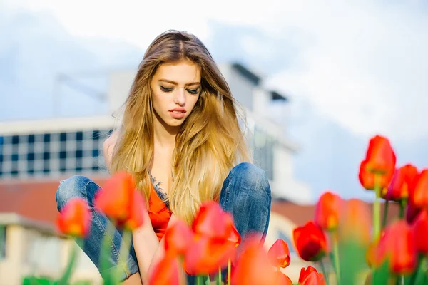 Krásná mladá dívka s tulipány — Stock fotografie