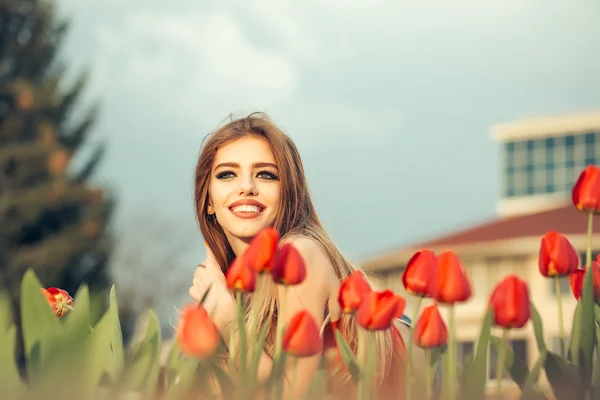Красивая девушка с тюльпанами — стоковое фото