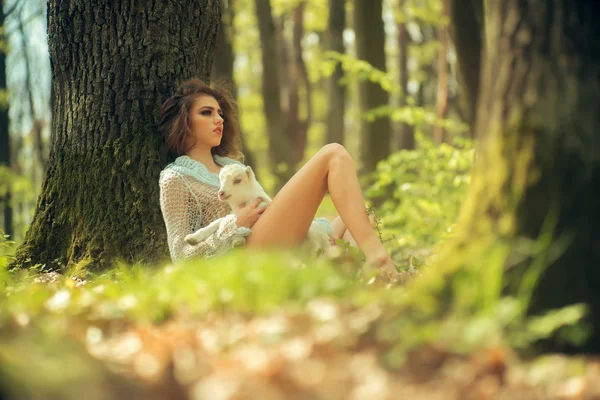 Junge Frau mit Ziege im Wald — Stockfoto