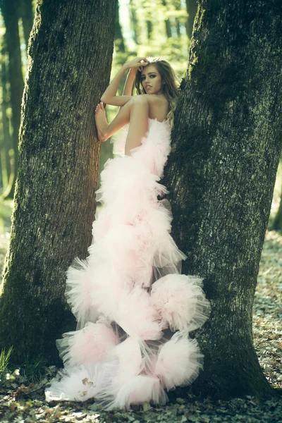 Hübsche Glamour-Frau im Wald — Stockfoto