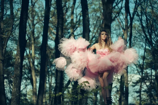 Glamour-Girl tanzt im Wald — Stockfoto