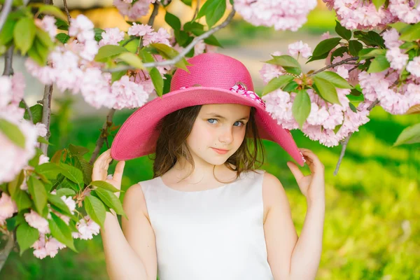 Дівчина в капелюсі з цвітінням — стокове фото