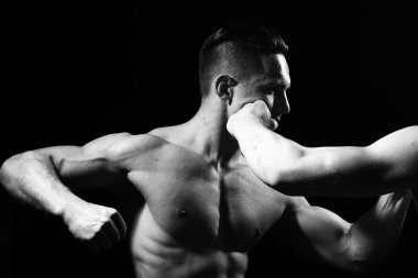 Genç kaslı erkekler boks