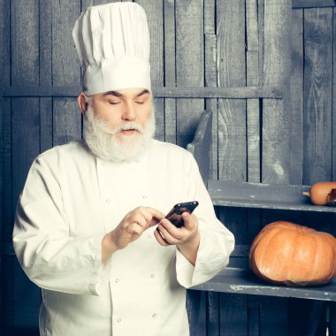 Sakallı aşçı ile hareket eden telefon
