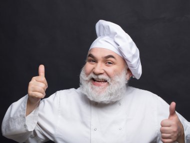 Mutlu sakallı aşçı