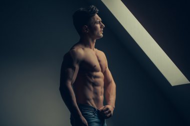 Kaslı adamın pencere yanında