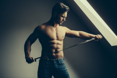 Kaslı adam kemer ile