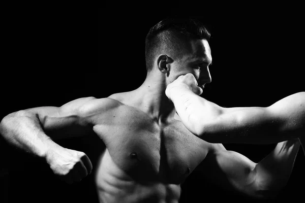 Junge muskulöse Männer boxen — Stockfoto