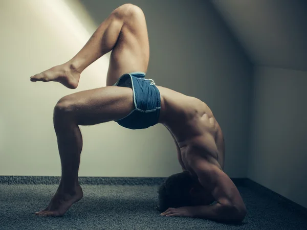 Homem de ioga muscular na posição de ponte — Fotografia de Stock