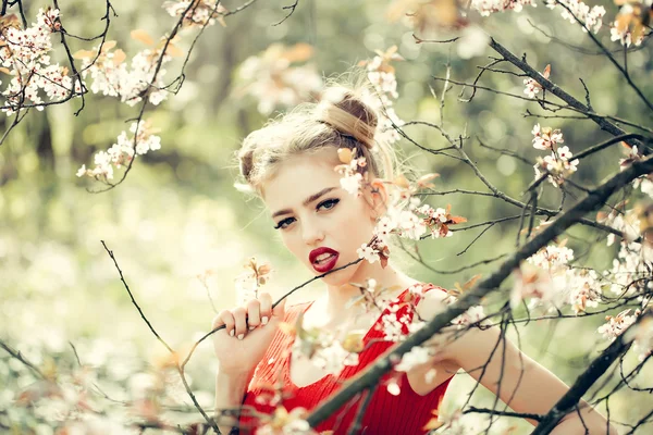 Chica bonita en flor — Foto de Stock