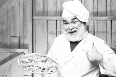 Pizza ile sakallı aşçı