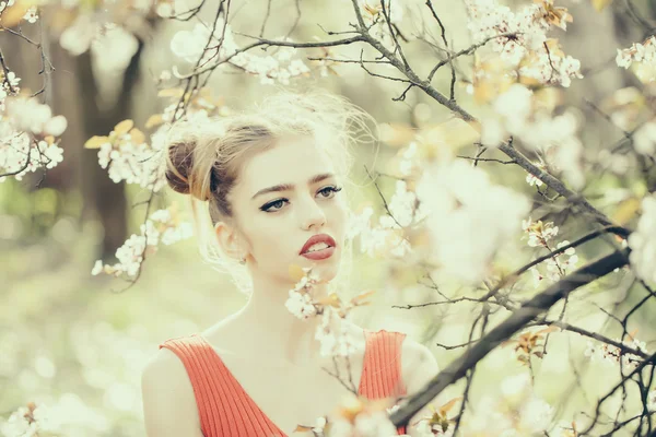 Çiçeği güzel kız