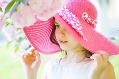 Bloom ile şapkalı kız