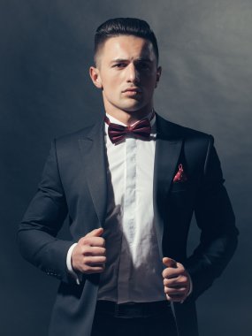 Genç seksi beyefendi