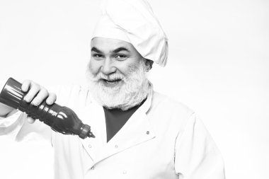 Ketçap şişesi ile sakallı aşçı