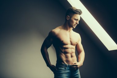 Kaslı adamın pencere yanında