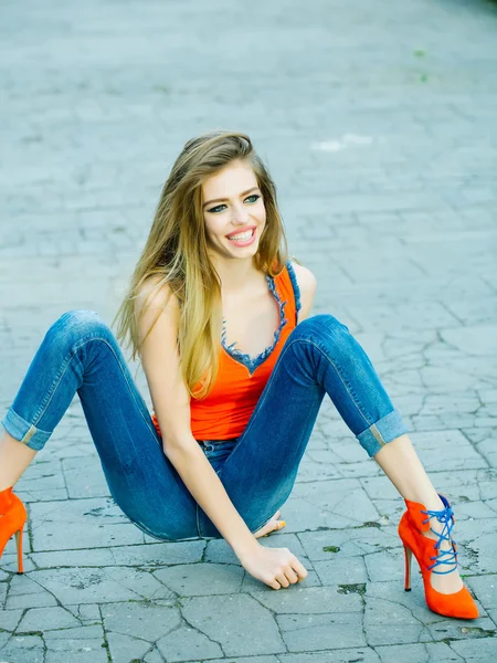 Красивая и сексуальная девушка сидит в туфлях на высоком каблуке — стоковое фото