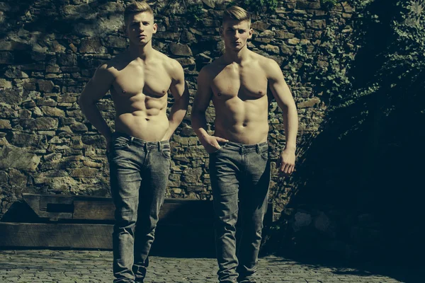 裸の胸を持つ双子の兄弟 — ストック写真