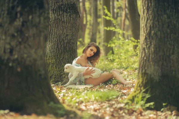 Jeune femme avec chèvre en forêt — Photo