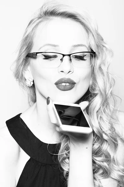 Sexy rubia en gafas con teléfono — Foto de Stock