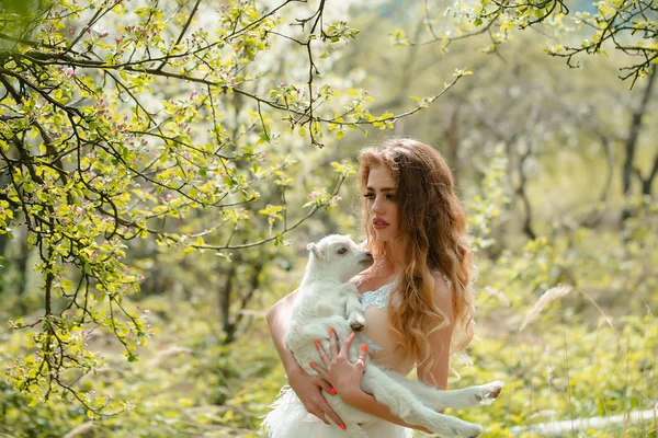 Mulher com cabra em flor — Fotografia de Stock