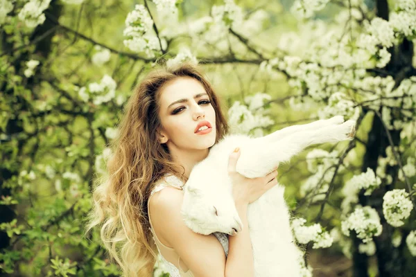 Femme avec chèvre en fleur — Photo