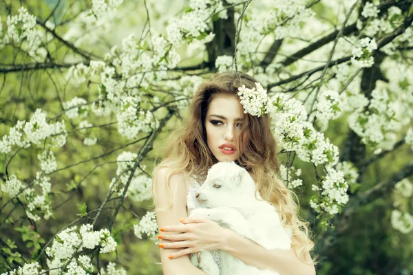 Mujer con cabra en flor — Foto de Stock