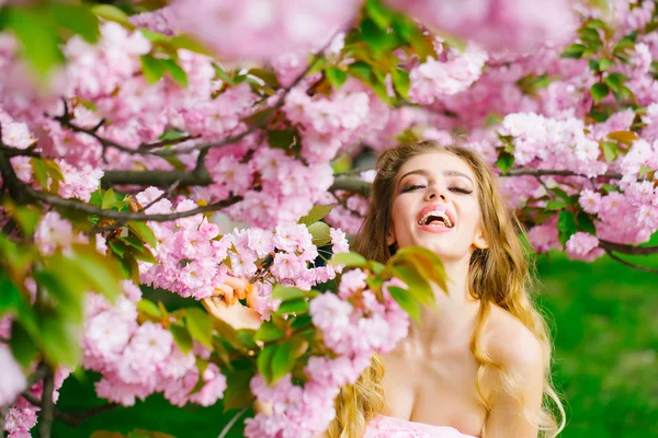 Щаслива жінка в цвітіння — стокове фото