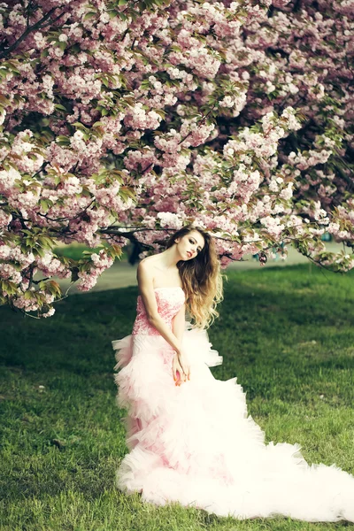 Fashionable woman in blossom — Stock Photo, Image