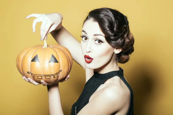 Mujer joven con calabaza de Halloween —  Fotos de Stock