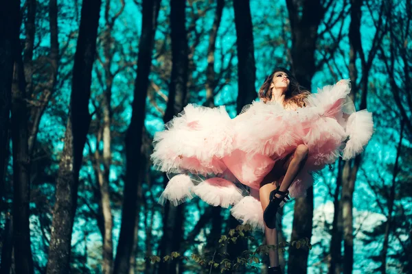Chica glamour bailando en el bosque —  Fotos de Stock