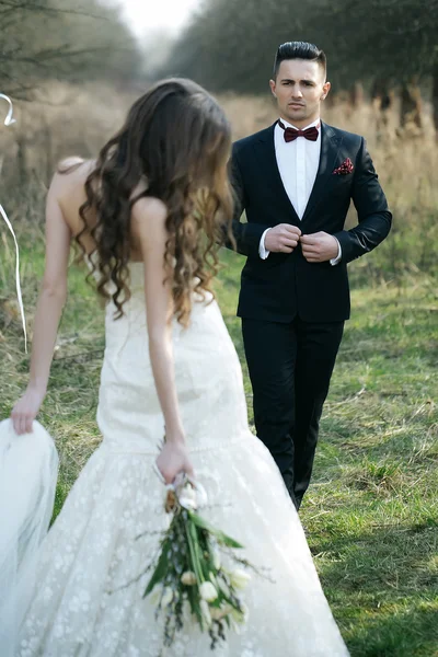 Casamento casal andando ao ar livre — Fotografia de Stock