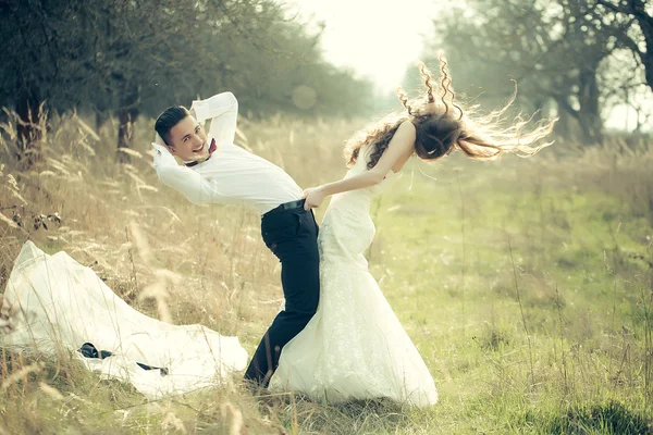 セクシーな幸せな結婚式のカップル — ストック写真