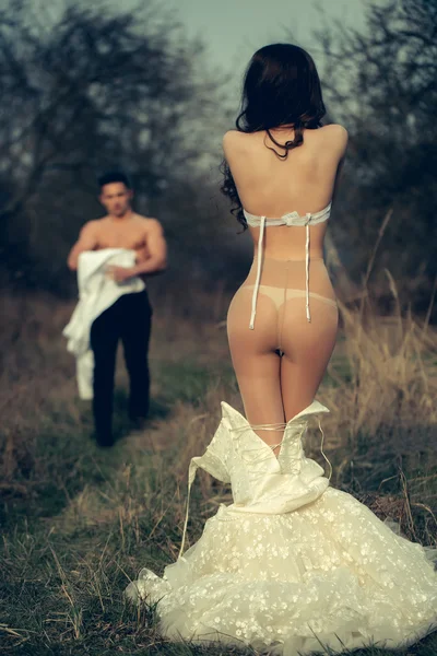 Sexy bruidspaar — Stockfoto