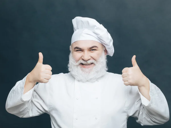 Улыбающийся бородатый повар — стоковое фото