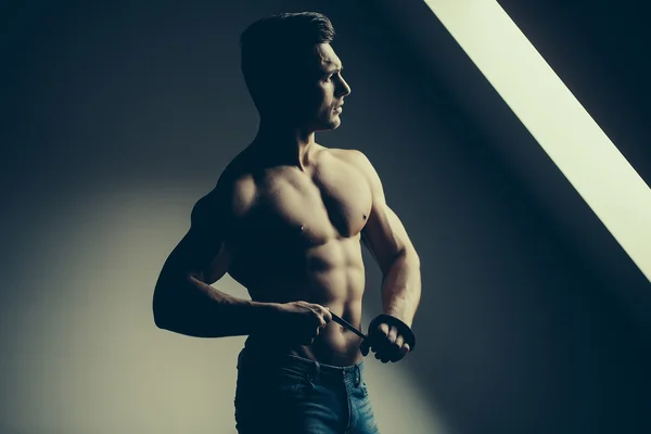 Sexy muscular homem com cinto — Fotografia de Stock