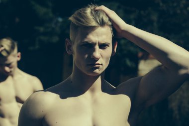 İki genç erkek ikiz