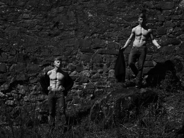 Seksi vücut ile genç erkek 