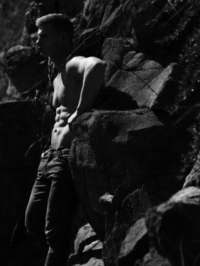 Seksi erkek yakışıklı yüzü ile