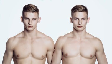 Seksi vücut ile İkizler