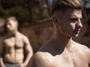 İkiz kardeşi olan genç adam