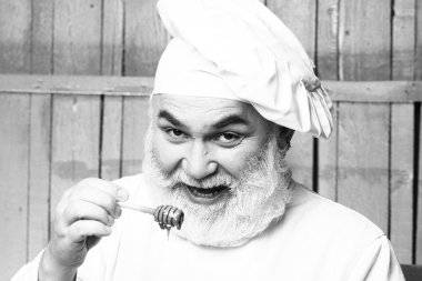 Sakallı adam aşçı Şef şapkalı 