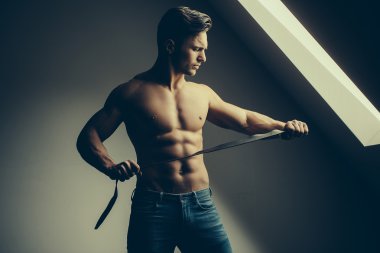 Kaslı adam kemer ile