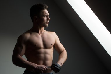 Kemer ile seksi kaslı adam