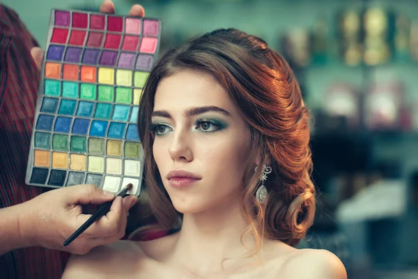 Mulher bonita com maquiagem e paleta — Fotografia de Stock