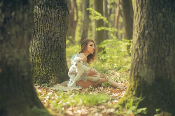 Junge Frau mit Ziege im Wald — Stockfoto